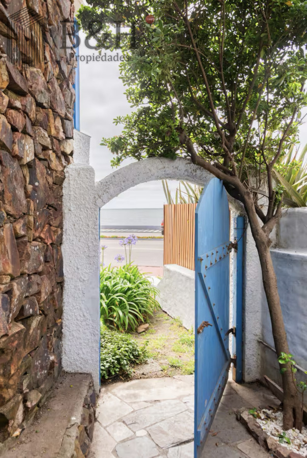 Casa ID.2158 - Gran Casa en Venta sobre el Mar de 5 Dormitorios y Dependencia en Península, Punta del Este