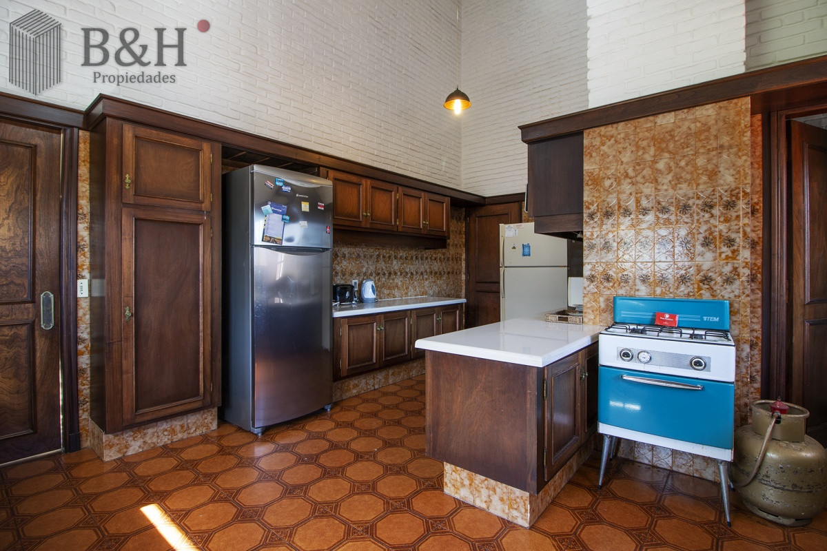 Casa ID.256 - Venta de casa de 4 dormitorios más dependencia y hermosa piscina con gran parque en Playa Mansa, Punta del Este