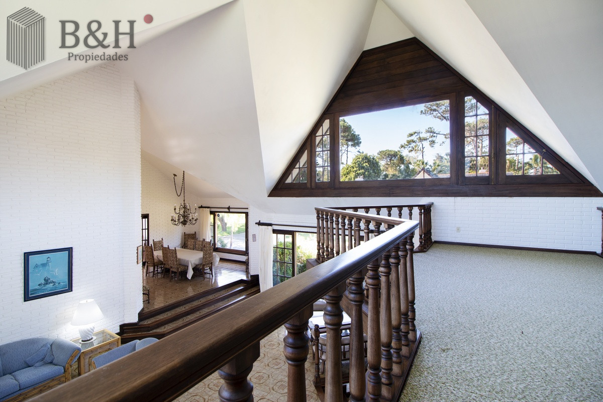 Casa ID.256 - Venta de casa de 4 dormitorios más dependencia y hermosa piscina con gran parque en Playa Mansa, Punta del Este