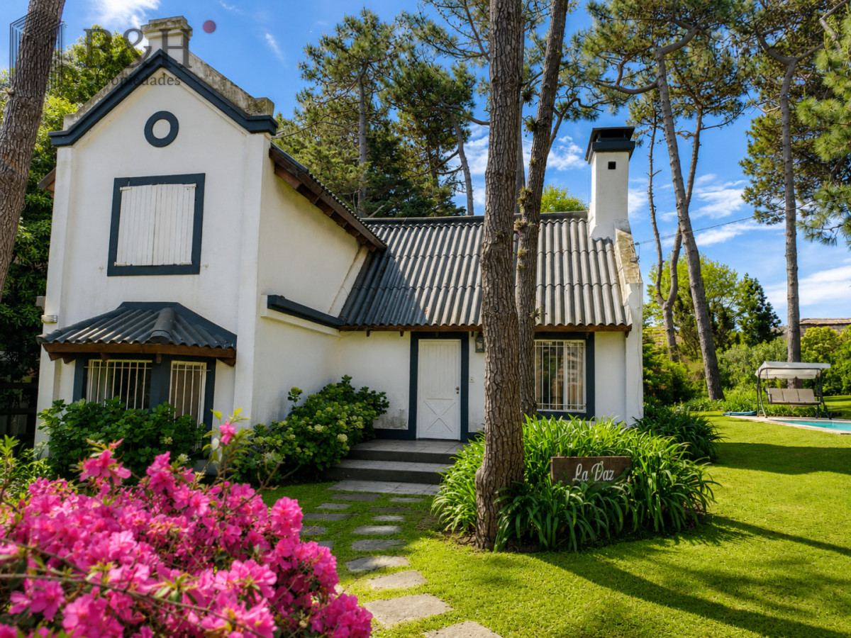 Casa ID.5618 - Casa de 3 Dormitorios más Dependencia y Piscina, en Aidy Grill Punta del Este, Ubicada a pasos del Mar