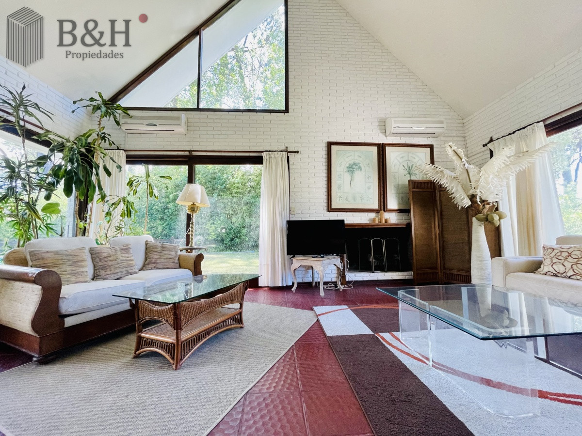 Casa ID.152 - Alquiler Anual de sólida y amplia casa de cinco dormitorios más dependencia de servicio y piscina, Lugano, Punta del Este
