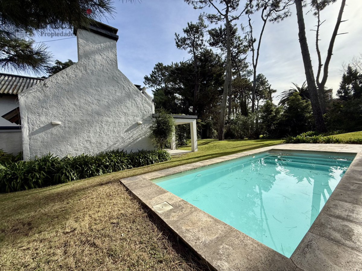 Casa ID.5618 - Casa de 3 Dormitorios más Dependencia y Piscina, en Aidy Grill Punta del Este, Ubicada a pasos del Mar
