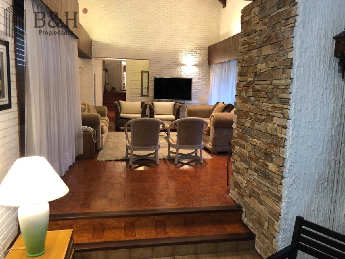 Casa ID.3348 - Excelente Casa de 7 Dormitorios, Piscina, Barbacoa y Dependencia en Punta del Este