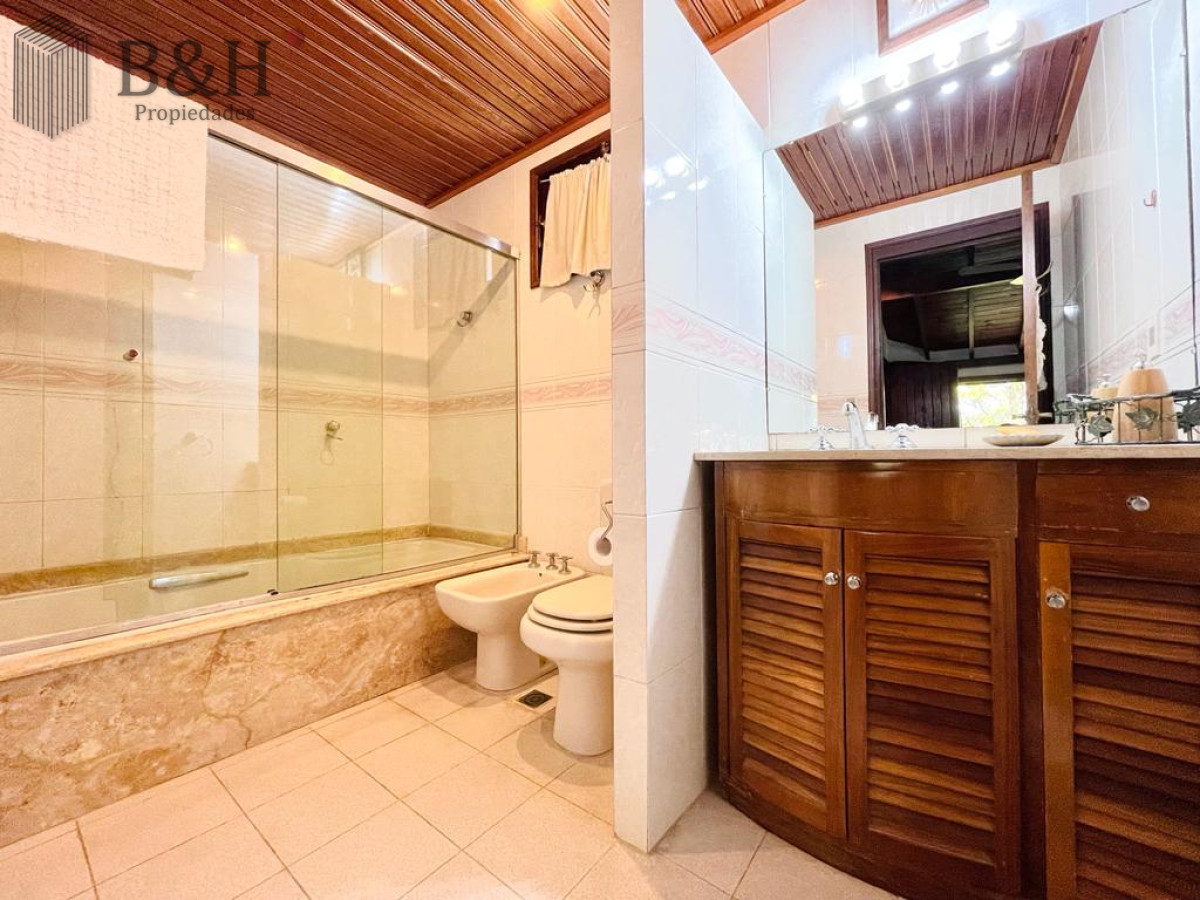 Casa ID.5645 - Excelente Casa de 4 Dormitorios en Playa Mansa - Punta del Este
