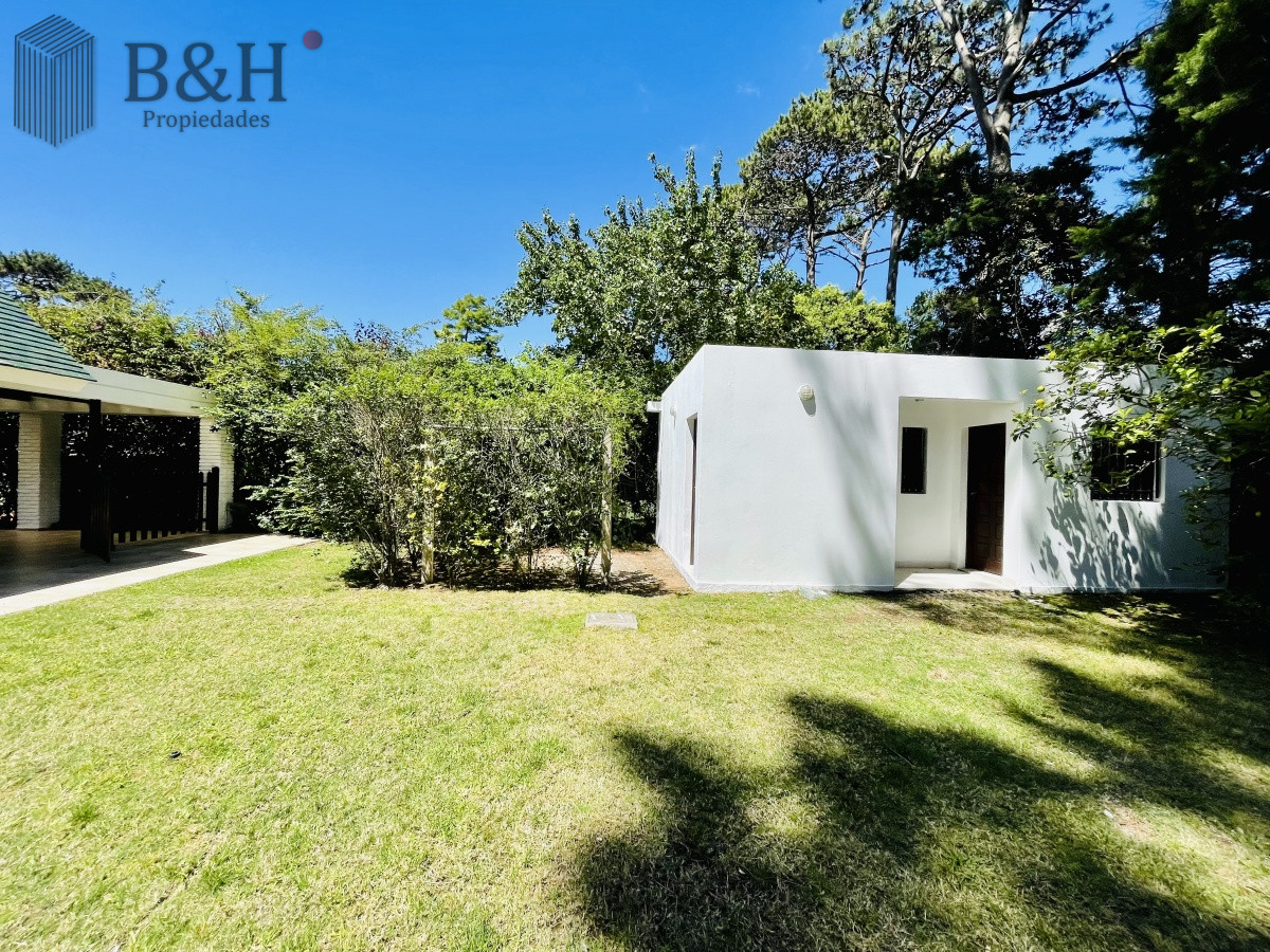Casa ID.152 - Alquiler Anual de sólida y amplia casa de cinco dormitorios más dependencia de servicio y piscina, Lugano, Punta del Este