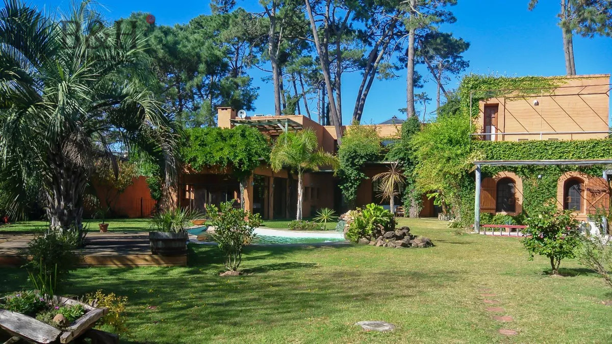 Casa ID.3896 - Excelente Casa de 5 Dormitorios, Piscina y Barbacoa en Barrio Privado, Punta del Este