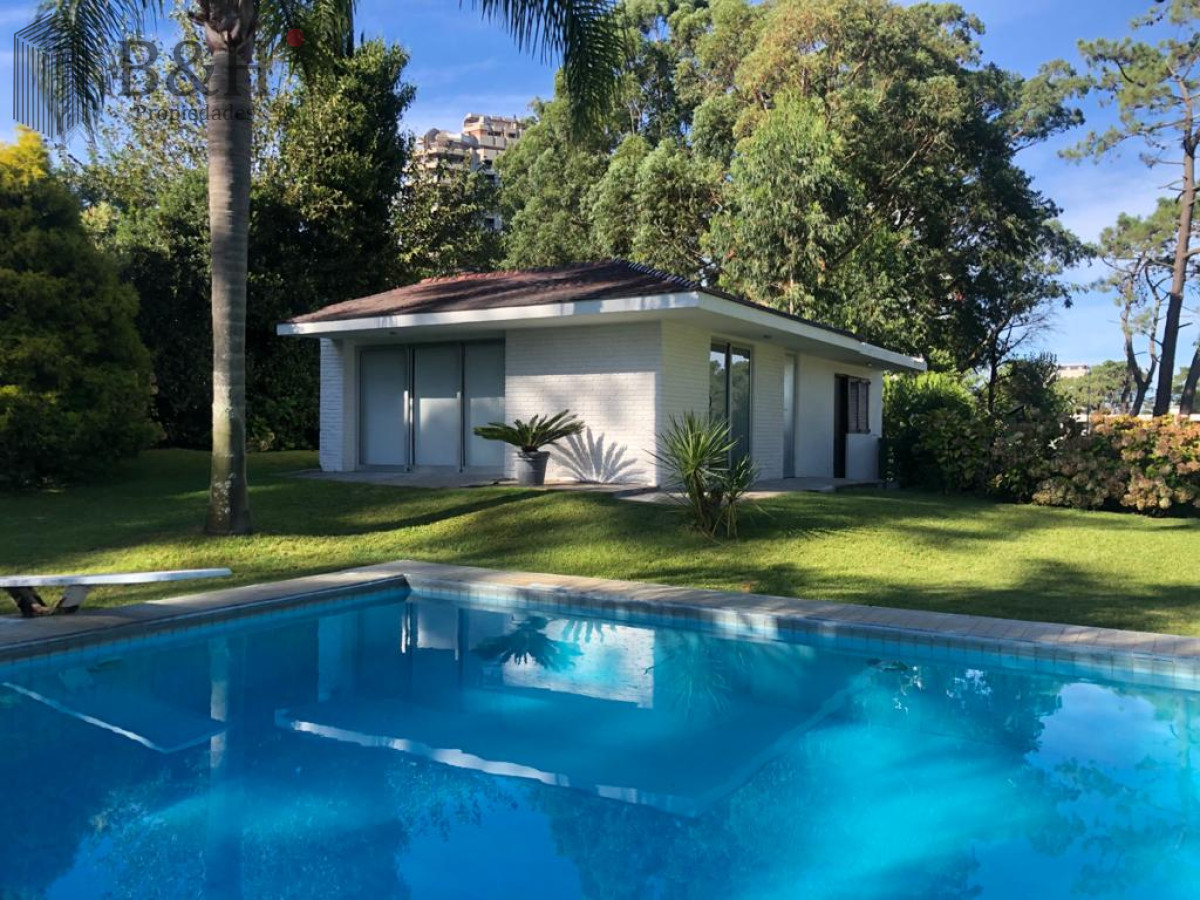 Casa ID.3348 - Excelente Casa de 7 Dormitorios, Piscina, Barbacoa y Dependencia en Punta del Este