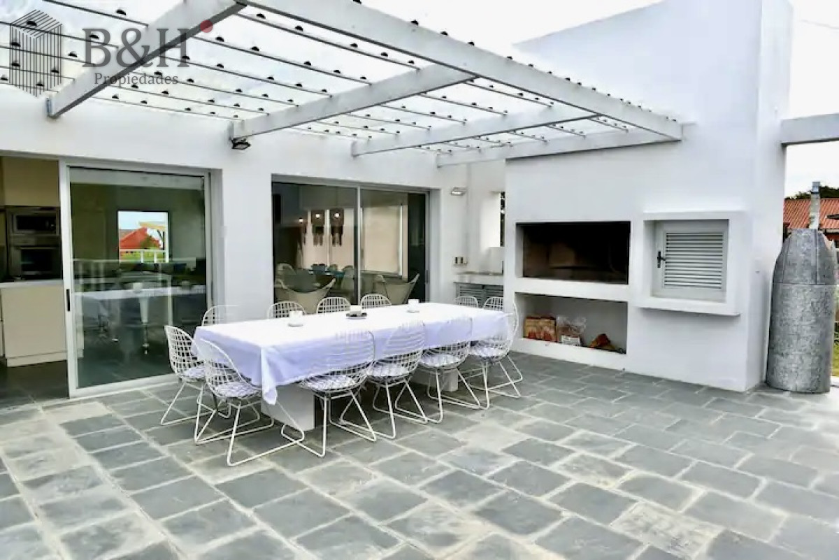 Excelente Casa de 4 Dormitorios y Piscina en Manantiales, Punta del Este - GoPunta - Portal Inmobiliario de Punta del Este - Maldonado