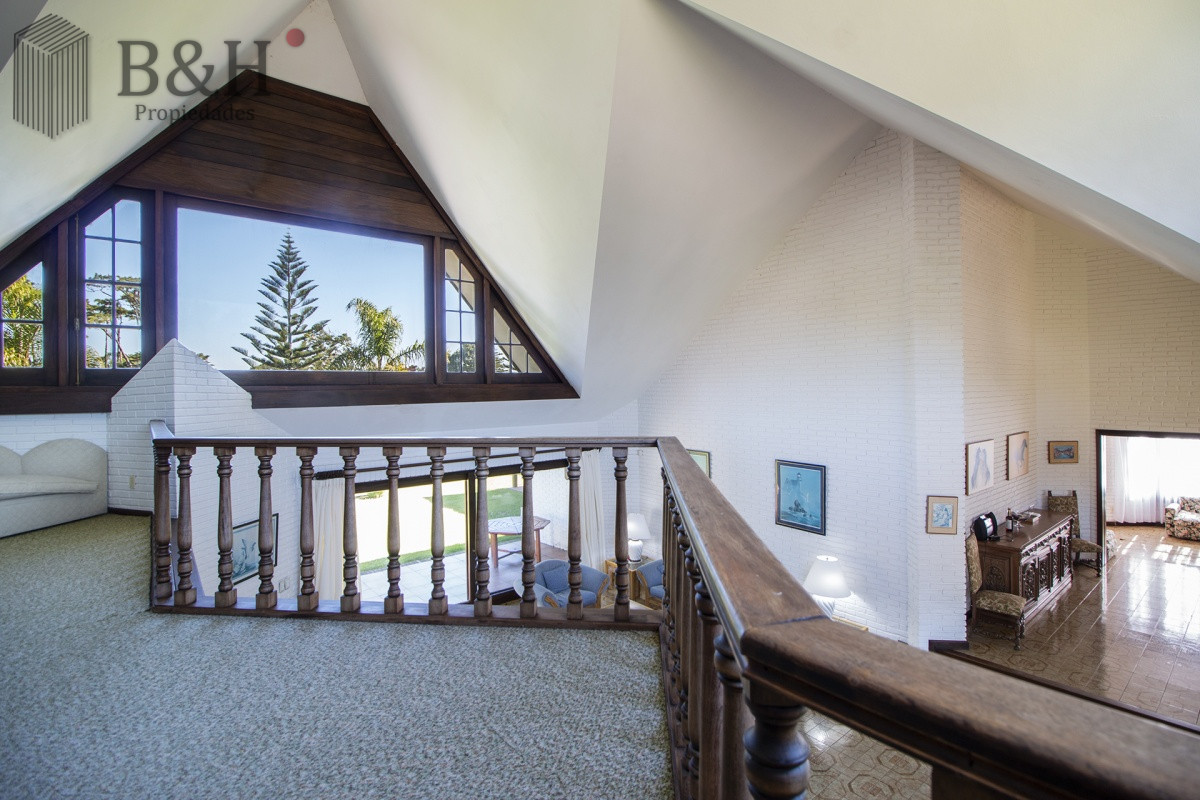 Casa ID.256 - Venta de casa de 4 dormitorios más dependencia y hermosa piscina con gran parque en Playa Mansa, Punta del Este