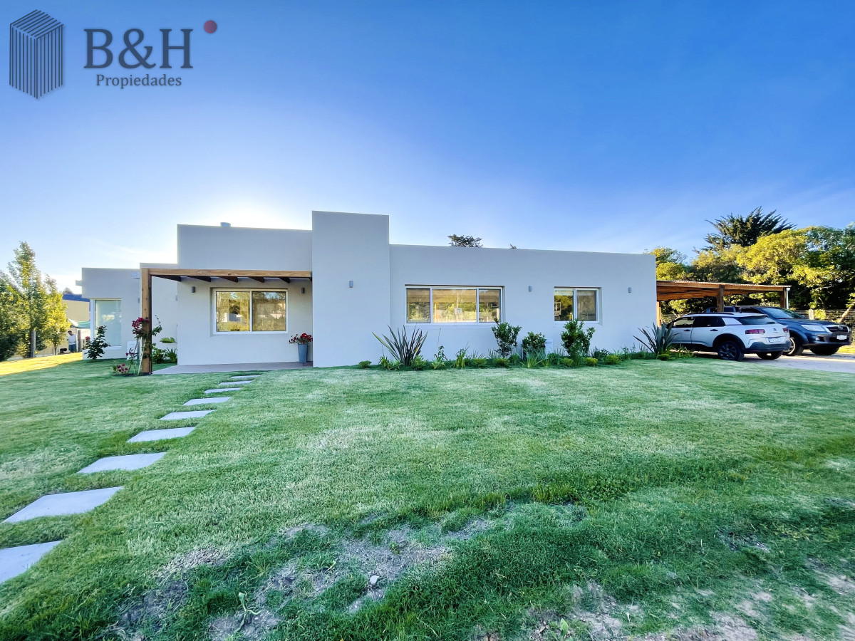 Casa ID.3784 - Moderna Casa de 4 Dormitorios, Piscina Climatizada y Parrillero en Punta Ballena, Barrio Semi Privado