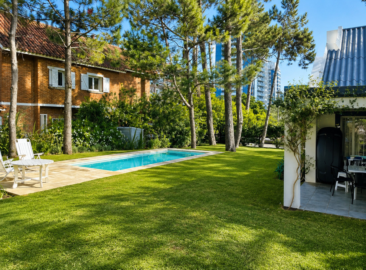 Casa ID.5618 - Casa de 3 Dormitorios más Dependencia y Piscina, en Aidy Grill Punta del Este, Ubicada a pasos del Mar