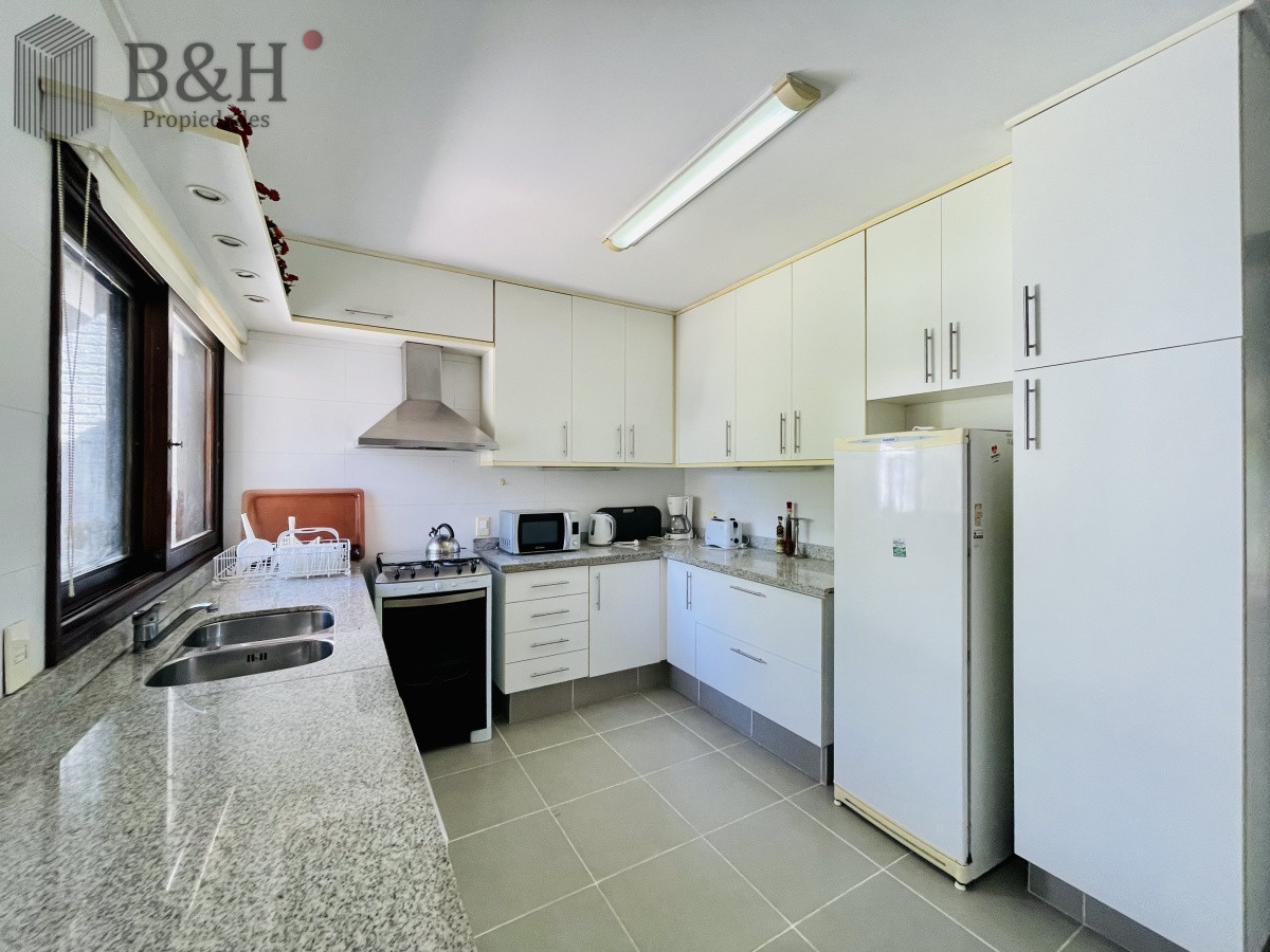 Casa ID.152 - Alquiler Anual de sólida y amplia casa de cinco dormitorios más dependencia de servicio y piscina, Lugano, Punta del Este