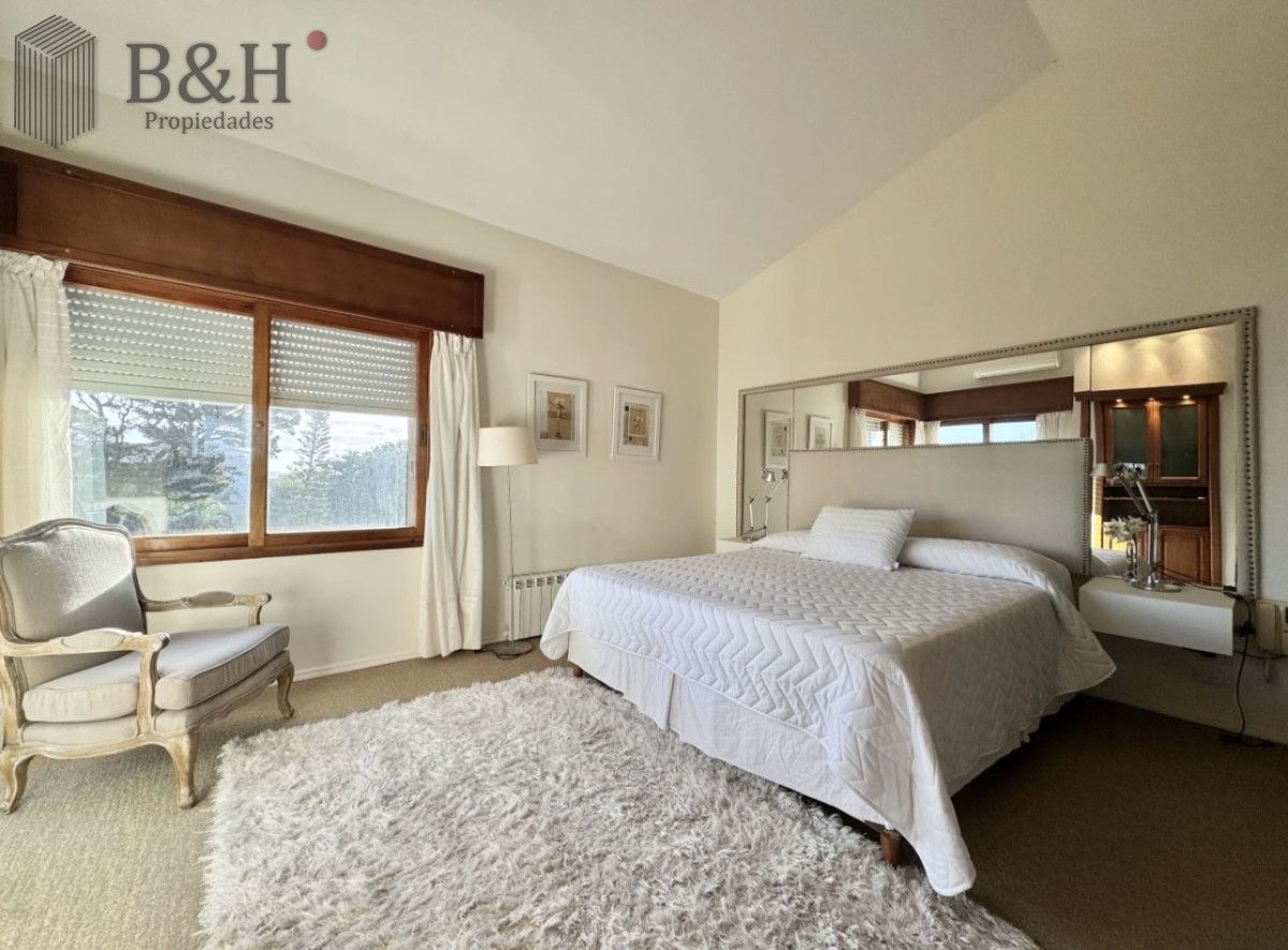 Casa ID.5406 - Moderna Casa de 4 Dormitorios en Playa Mansa a 150 metros del Mar