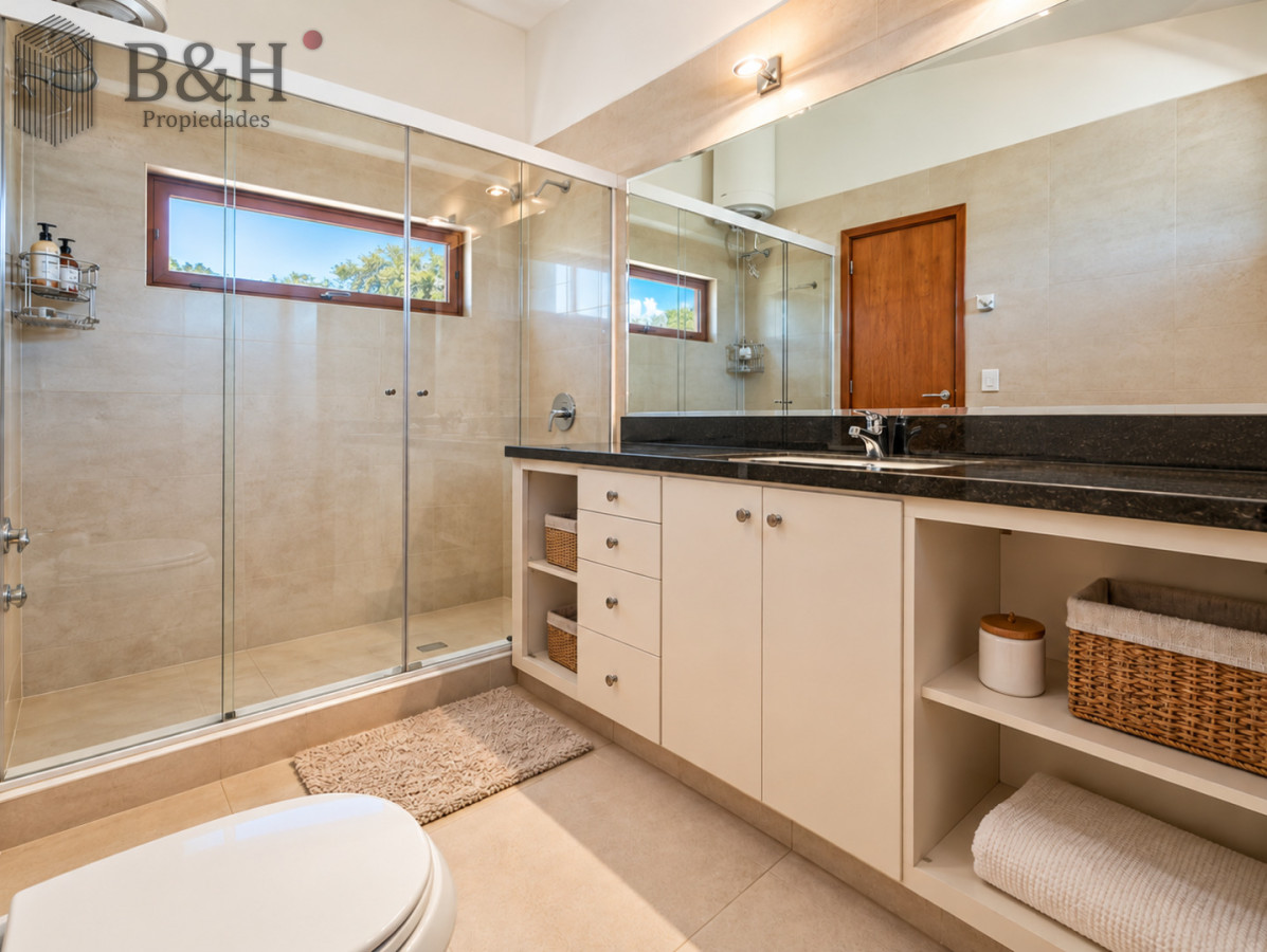 Casa ID.258 - Excelente Casa de 4 Dormitorios y Piscina a una Cuadra del Mar 