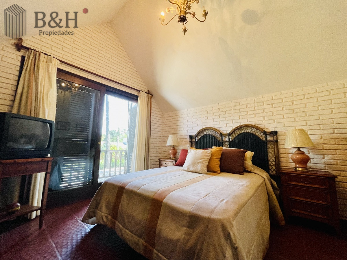 Casa ID.152 - Alquiler Anual de sólida y amplia casa de cinco dormitorios más dependencia de servicio y piscina, Lugano, Punta del Este