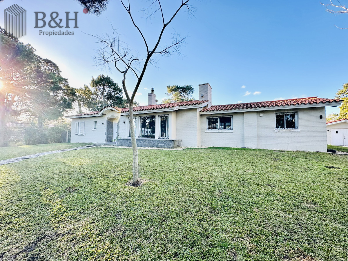 Casa ID.5399 - Espectacular Casa Moderna de 5 Dormitorios con Piscina Climatizada en Alquiler de Temporada