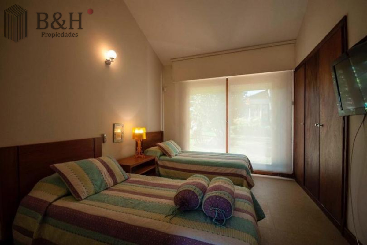 Casa ID.258 - Excelente Casa de 4 Dormitorios y Piscina a una Cuadra del Mar 