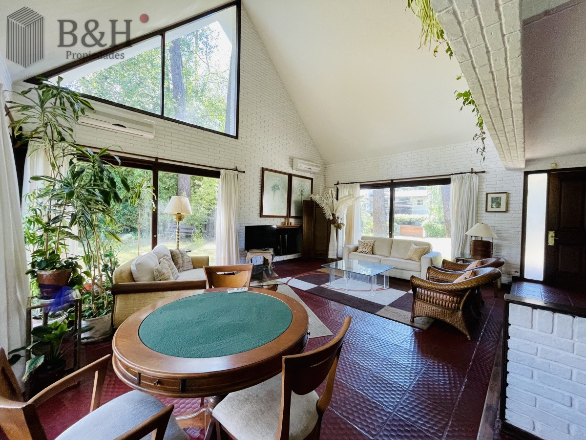 Casa ID.152 - Alquiler Anual de sólida y amplia casa de cinco dormitorios más dependencia de servicio y piscina, Lugano, Punta del Este