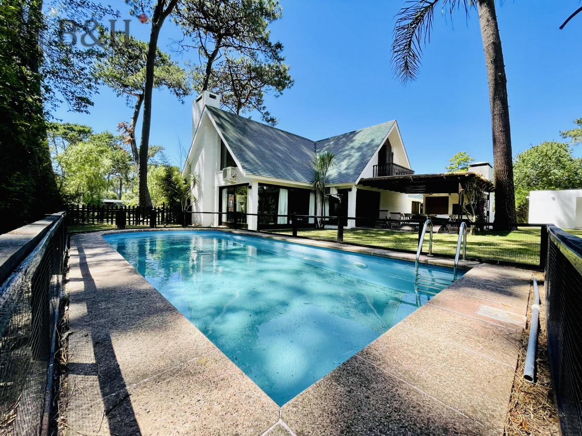 Casa ID.152 - Alquiler Anual de sólida y amplia casa de cinco dormitorios más dependencia de servicio y piscina, Lugano, Punta del Este