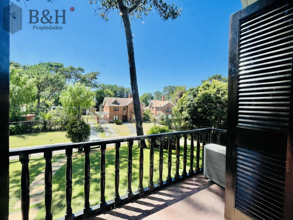 Casa ID.152 - Alquiler Anual de sólida y amplia casa de cinco dormitorios más dependencia de servicio y piscina, Lugano, Punta del Este