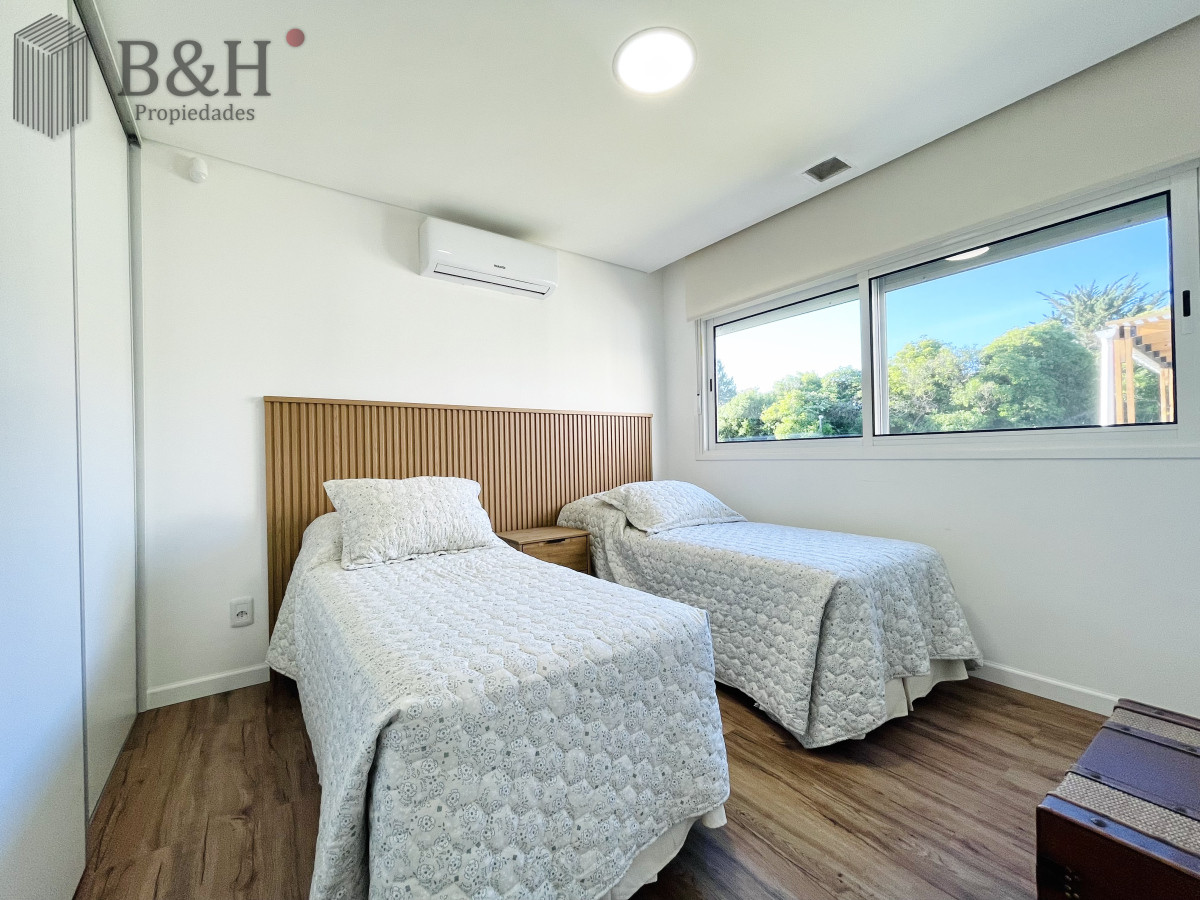 Casa ID.3784 - Moderna Casa de 4 Dormitorios, Piscina Climatizada y Parrillero en Punta Ballena, Barrio Semi Privado