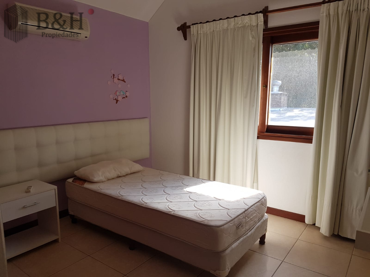 Casa ID.720 - Alquiler temporario de casa de tres dormitorios en barrio Jardines de Córdoba, Punta del Este