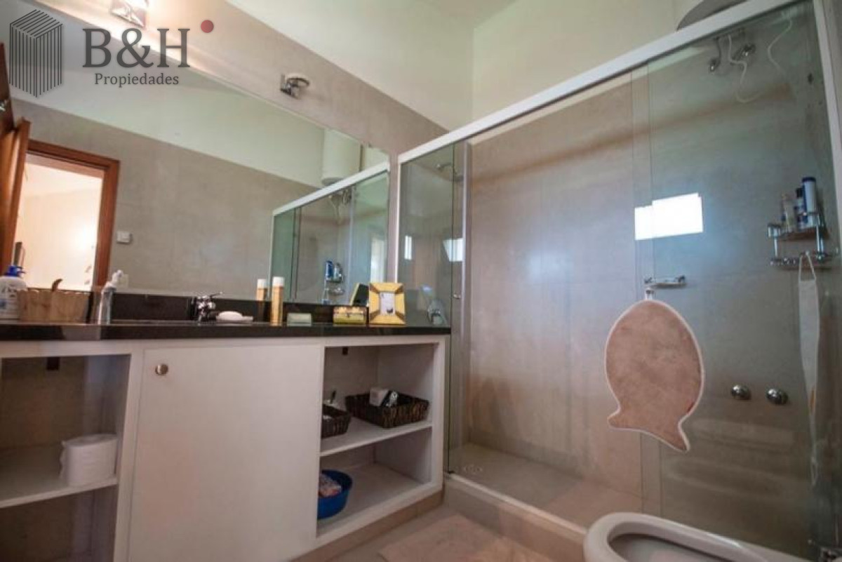 Casa ID.258 - Excelente Casa de 4 Dormitorios y Piscina a una Cuadra del Mar 