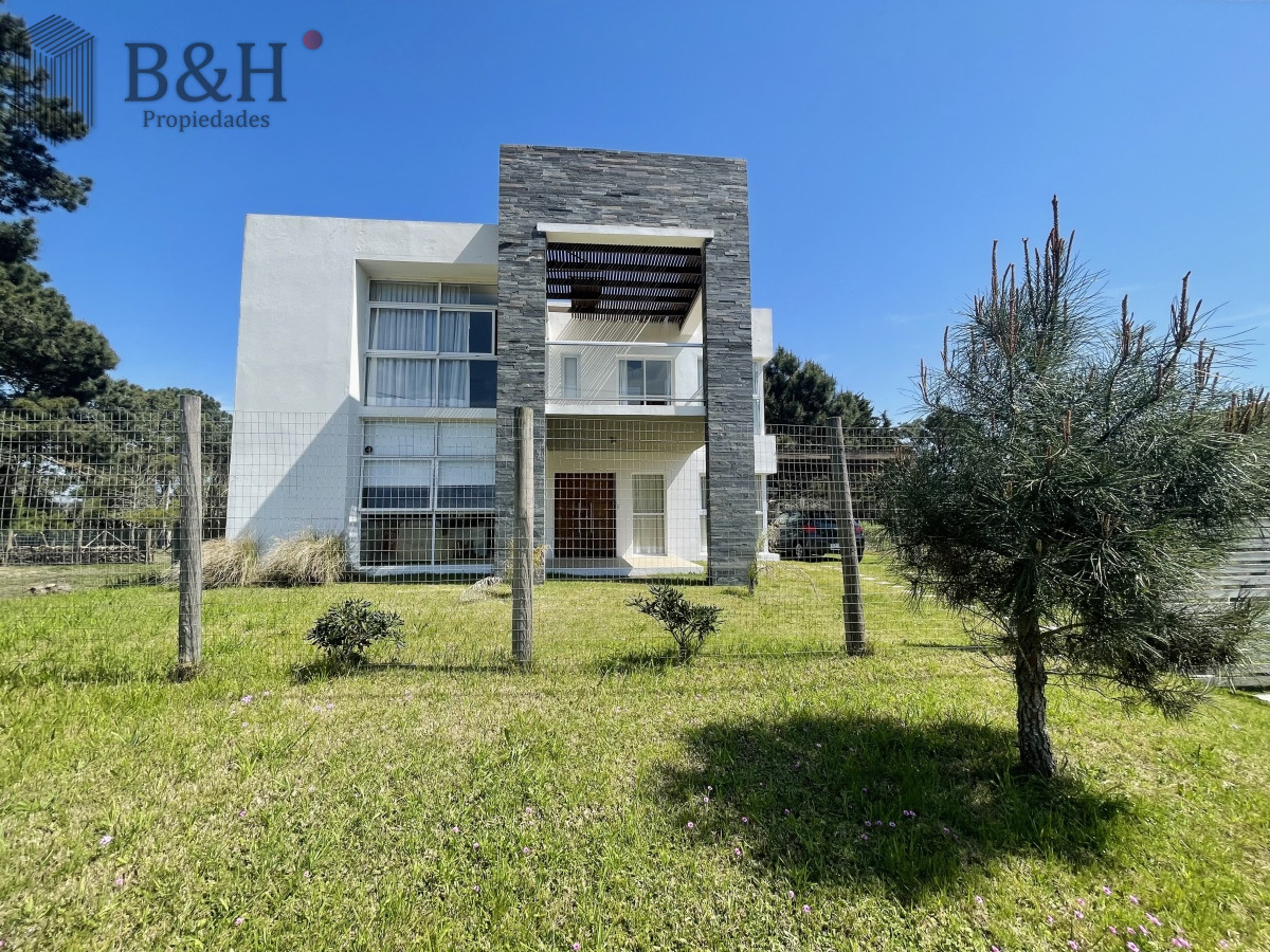 Casa ID.3363 - Muy Buena Casa de 5 Dormitorios y Piscina en Rincón del Indio, a Pocos Metros del Mar