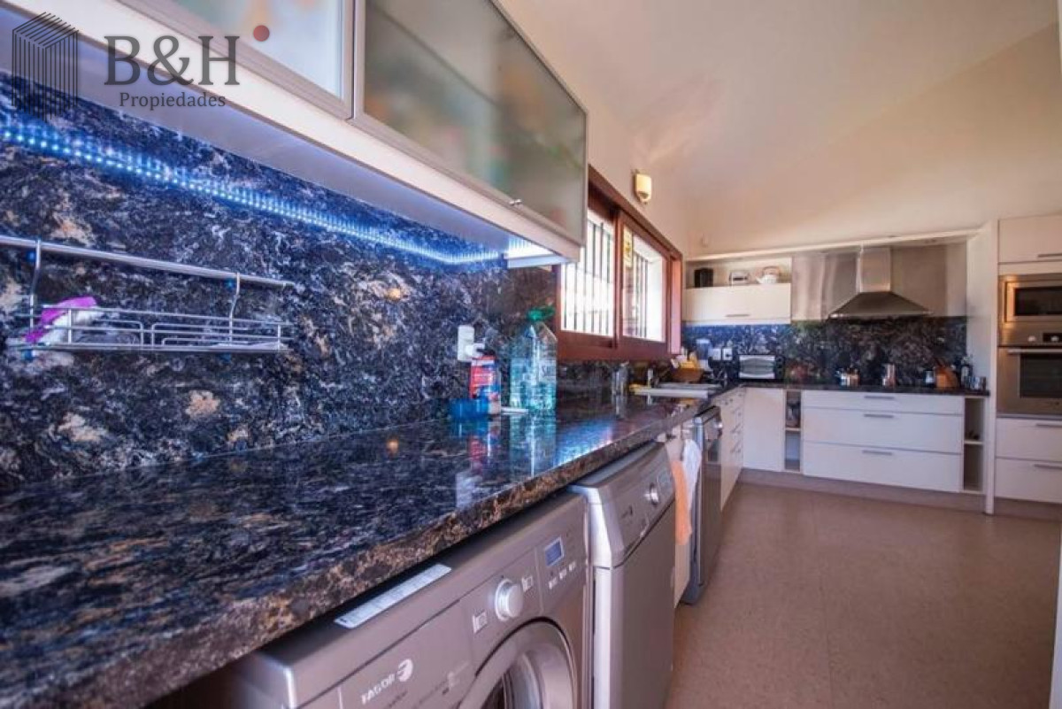 Casa ID.258 - Excelente Casa de 4 Dormitorios y Piscina a una Cuadra del Mar 