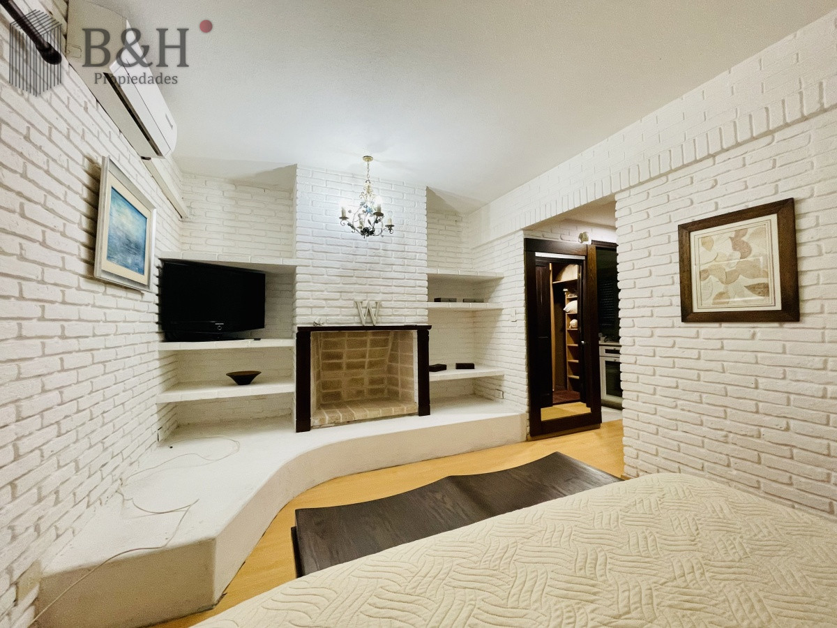 Casa ID.152 - Alquiler Anual de sólida y amplia casa de cinco dormitorios más dependencia de servicio y piscina, Lugano, Punta del Este