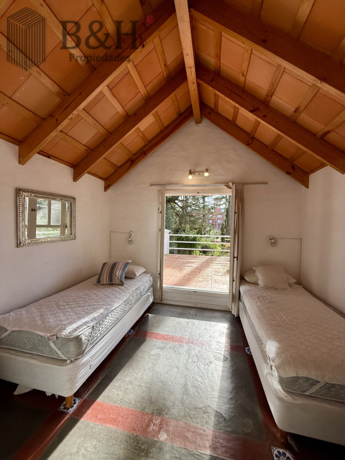 Casa ID.5618 - Casa de 3 Dormitorios más Dependencia y Piscina, en Aidy Grill Punta del Este, Ubicada a pasos del Mar