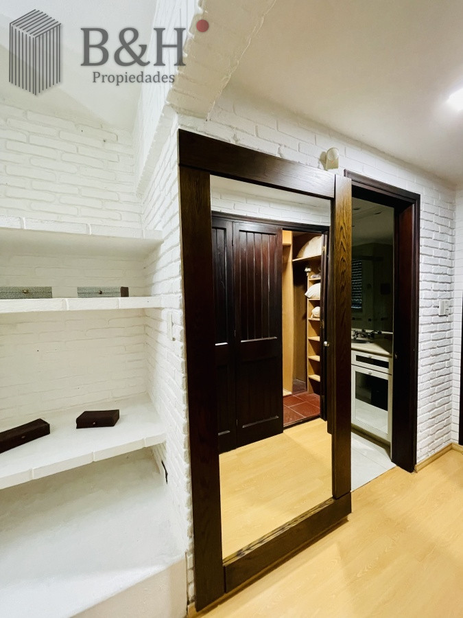 Casa ID.152 - Alquiler Anual de sólida y amplia casa de cinco dormitorios más dependencia de servicio y piscina, Lugano, Punta del Este