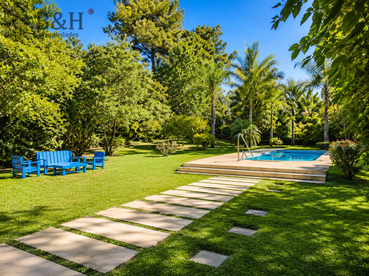 Casa ID.8106 - Moderna Casa de 4 Dormitorios con Piscina Climatizada y Barbacoa en Punta del Este