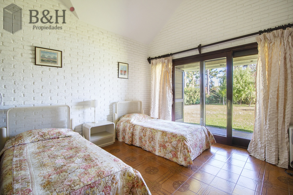 Casa ID.256 - Venta de casa de 4 dormitorios más dependencia y hermosa piscina con gran parque en Playa Mansa, Punta del Este