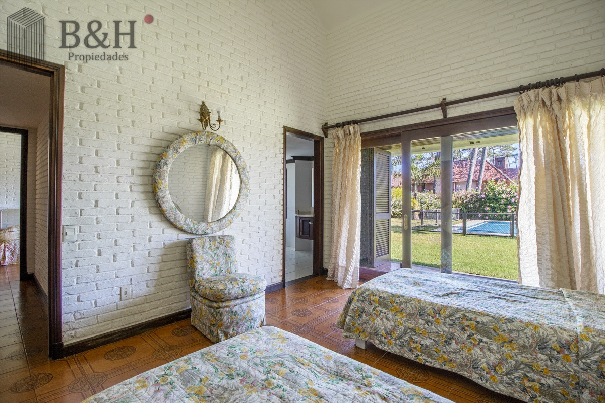 Casa ID.256 - Venta de casa de 4 dormitorios más dependencia y hermosa piscina con gran parque en Playa Mansa, Punta del Este