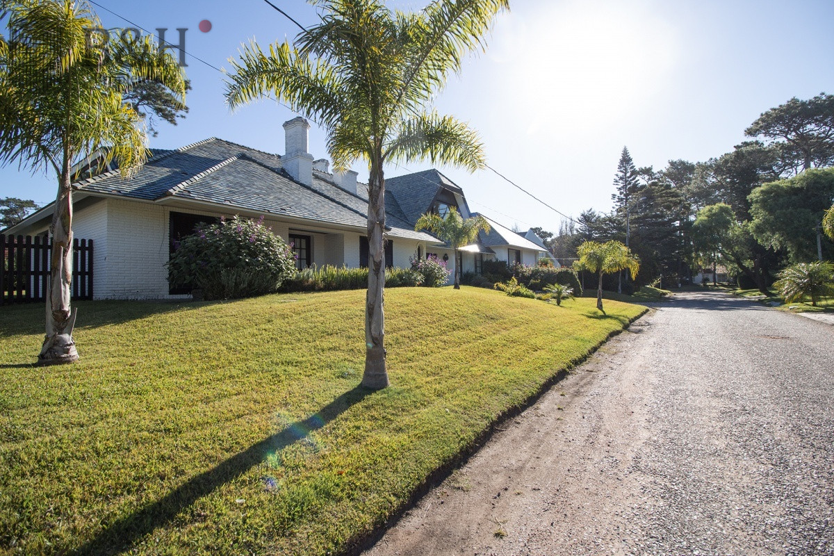 Casa ID.256 - Venta de casa de 4 dormitorios más dependencia y hermosa piscina con gran parque en Playa Mansa, Punta del Este