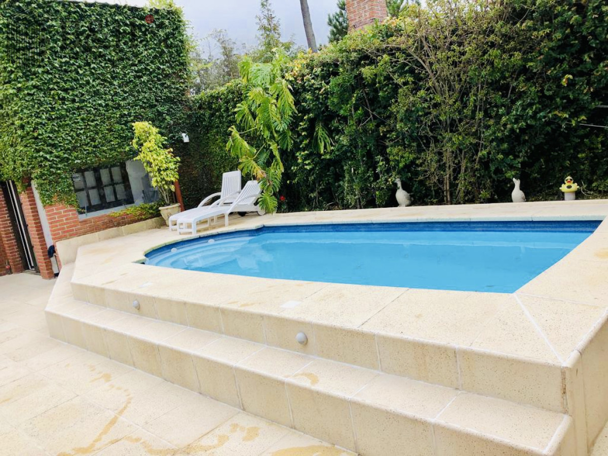 Casa ID.5614 - Alquiler temporario de casa con 3 Dormitorios con piscina y barbacoa en Jardines de Córdoba, Punta del Este