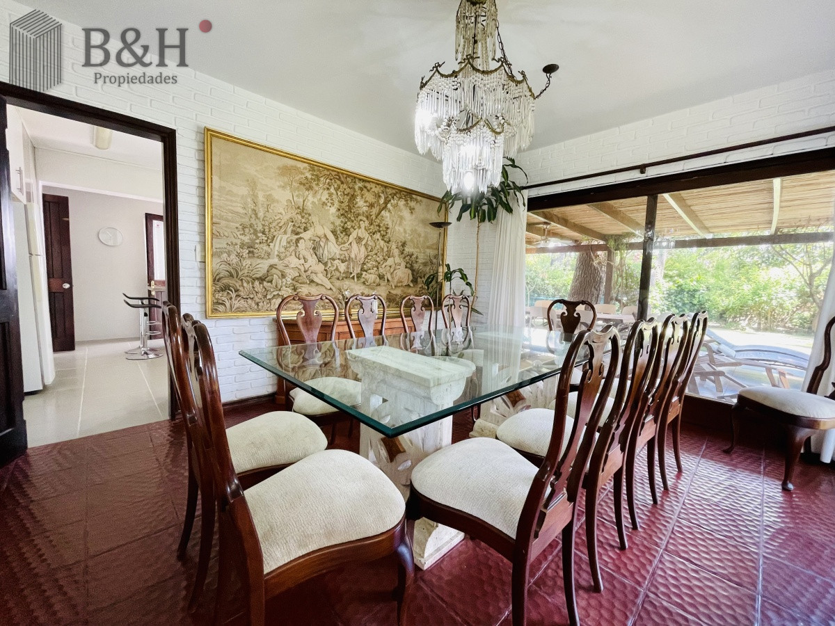 Casa ID.152 - Alquiler Anual de sólida y amplia casa de cinco dormitorios más dependencia de servicio y piscina, Lugano, Punta del Este