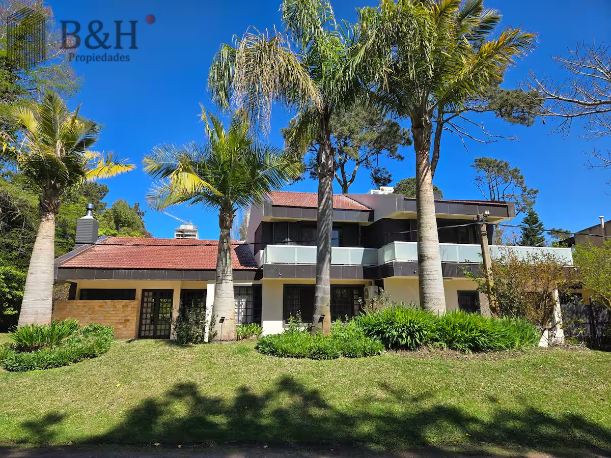 Casa ID.8106 - Moderna Casa de 4 Dormitorios con Piscina Climatizada y Barbacoa en Punta del Este