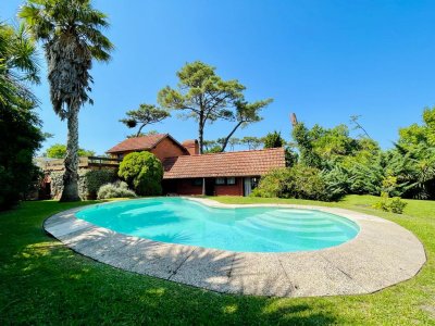 Excelente Casa de 4 Dormitorios en Playa Mansa - Punta del Este