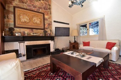 Alquiler Anual Excelente Casa de 4 Dormitorios y Piscina Climatizada en Playa Mansa, a pasos del Mar