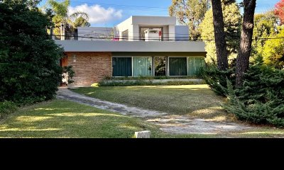 Amplia Casa solida de 4 Dormitorios y Dependencia en venta Barrio Pinares, Punta del Este
