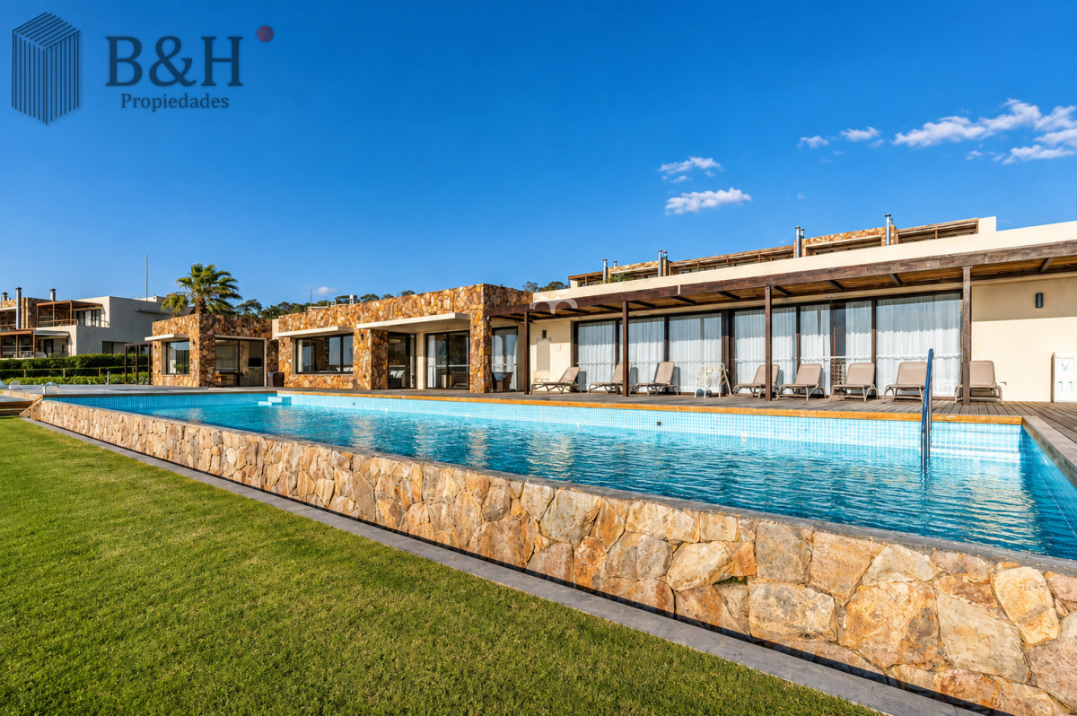 Apartamento ID.6472 - Excelente y amplio departamento duplex en venta de 3 dormitorios mas dependencia con parrillero, Punta Ballena