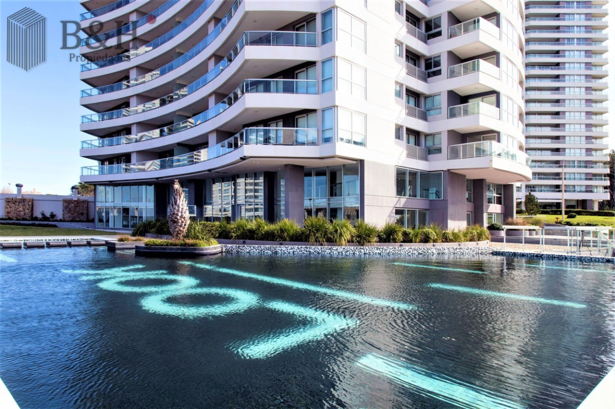 Apartamento ID.5441 - Moderno Penthouse con Vista al Mar, en Playa Brava, 3 Dormitorios con Parrillero y Dependencia de servicio