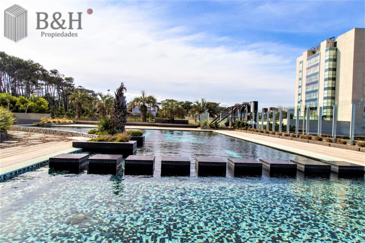 Apartamento ID.5441 - Moderno Penthouse con Vista al Mar, en Playa Brava, 3 Dormitorios con Parrillero y Dependencia de servicio