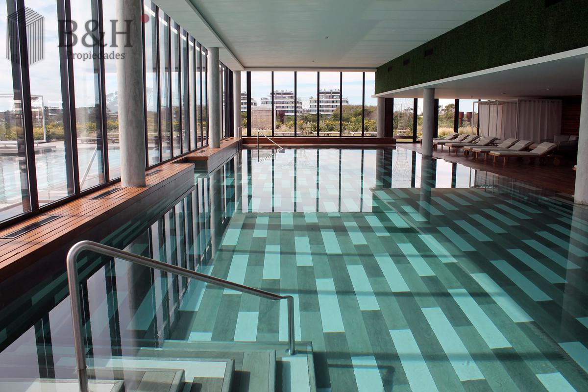 Apartamento ID.2283 - Venta de Apartamento de 1 Dormitorio en suite piso alto de Torre Surfside Village, Punta del Este