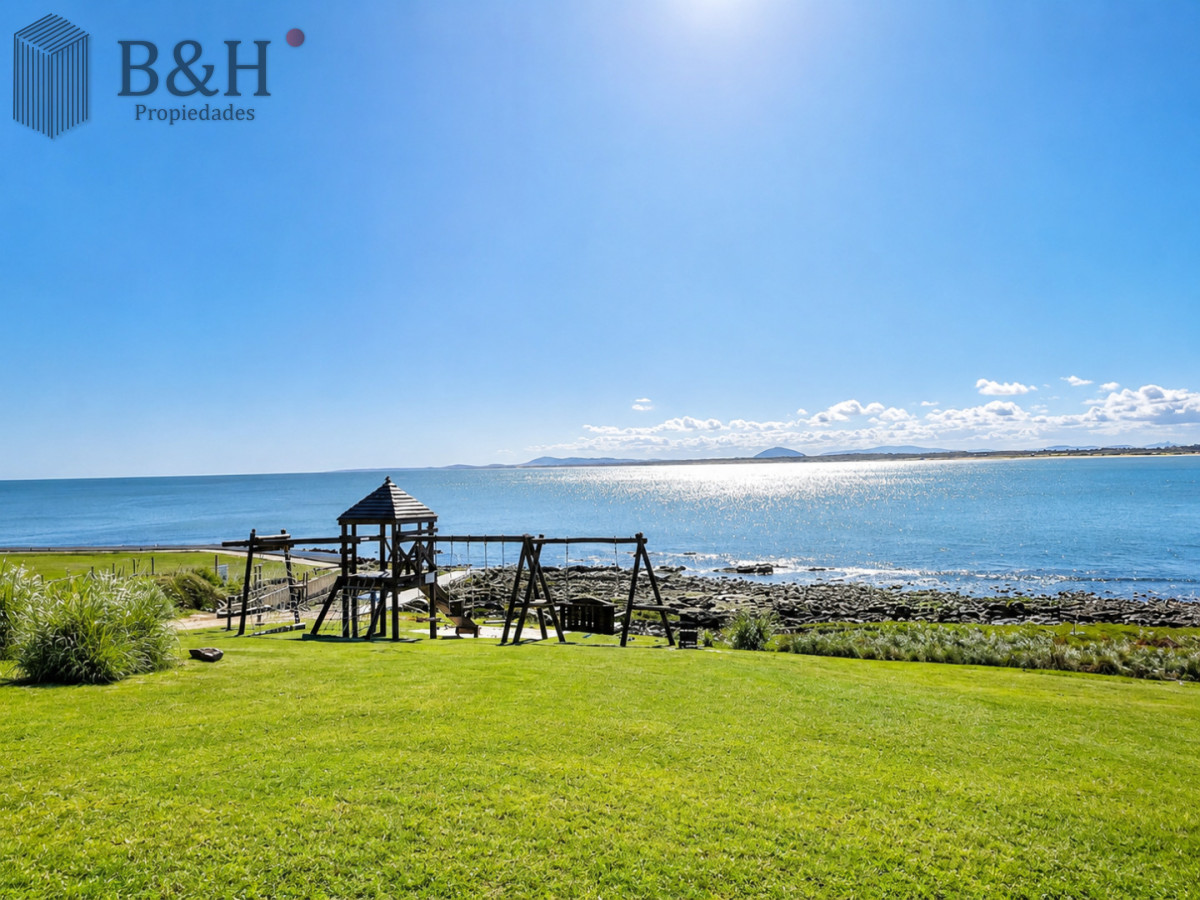 Apartamento ID.6472 - Excelente y amplio departamento duplex en venta de 3 dormitorios mas dependencia con parrillero, Punta Ballena