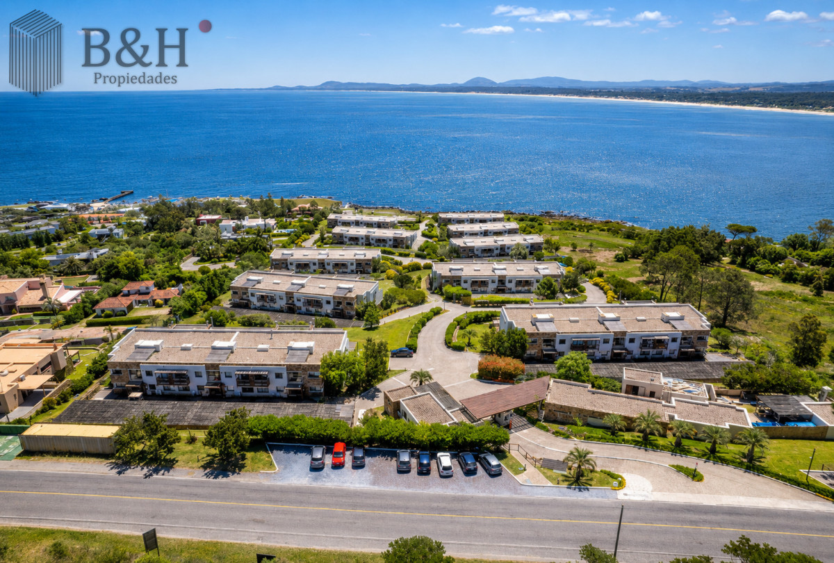 Apartamento ID.6472 - Excelente y amplio departamento duplex en venta de 3 dormitorios mas dependencia con parrillero, Punta Ballena