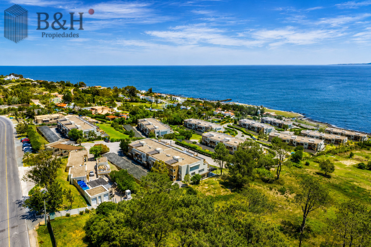 Apartamento ID.6472 - Excelente y amplio departamento duplex en venta de 3 dormitorios mas dependencia con parrillero, Punta Ballena