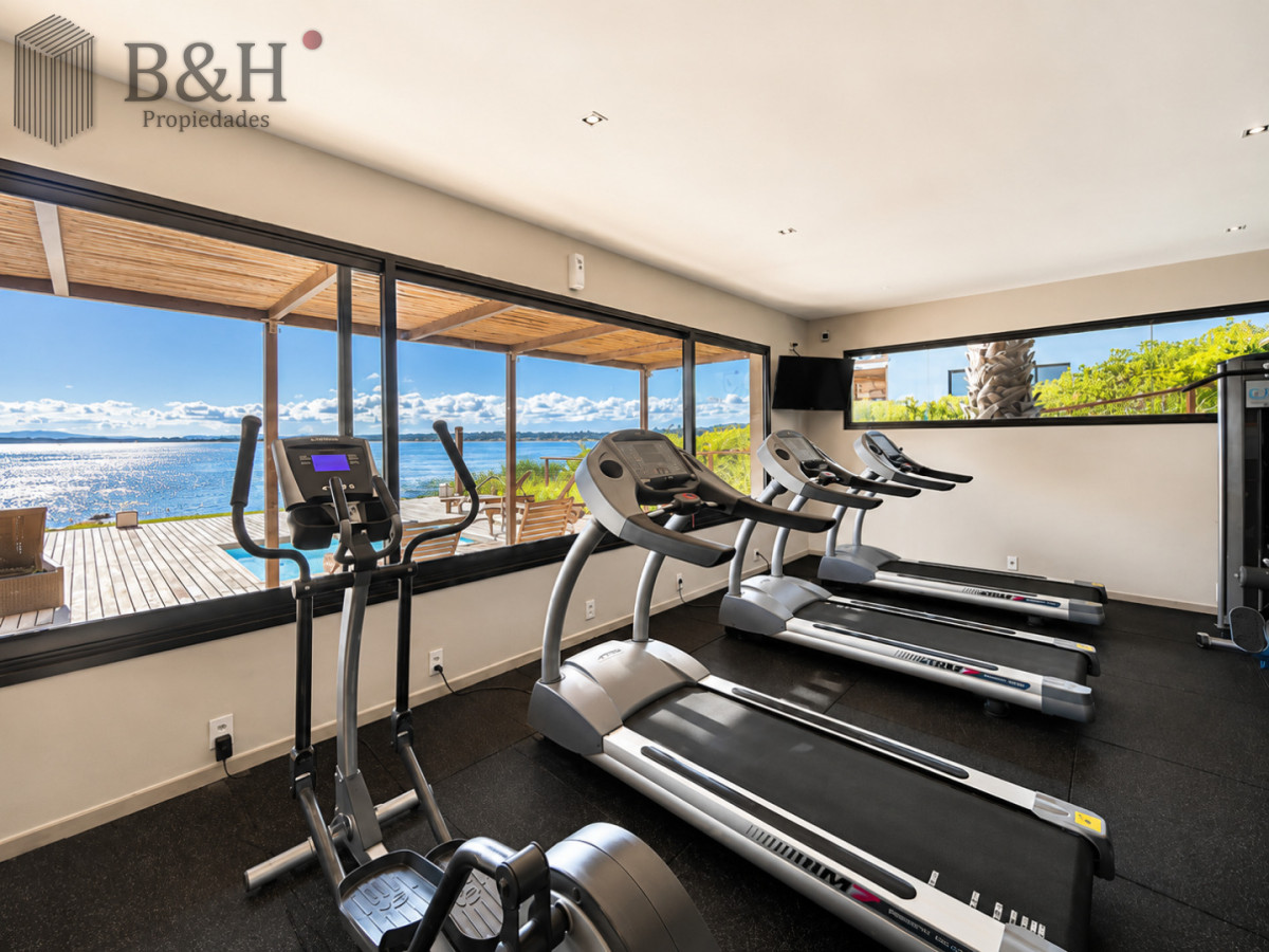 Apartamento ID.6472 - Excelente y amplio departamento duplex en venta de 3 dormitorios mas dependencia con parrillero, Punta Ballena